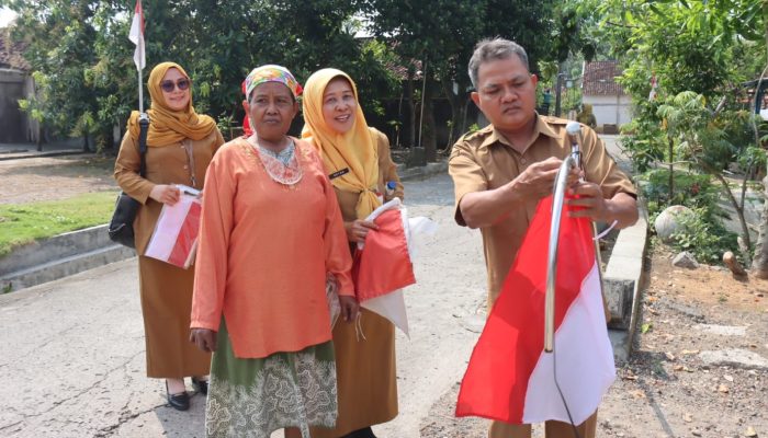 Sekretariat Daerah Blora Bagikan Ratusan Bendera Merah Putih di Tiga Kecamatan