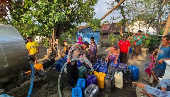 Polres Probolinggo & BPBD Bantu Warga Tegalsiwalan Atasi Krisis Air Bersih