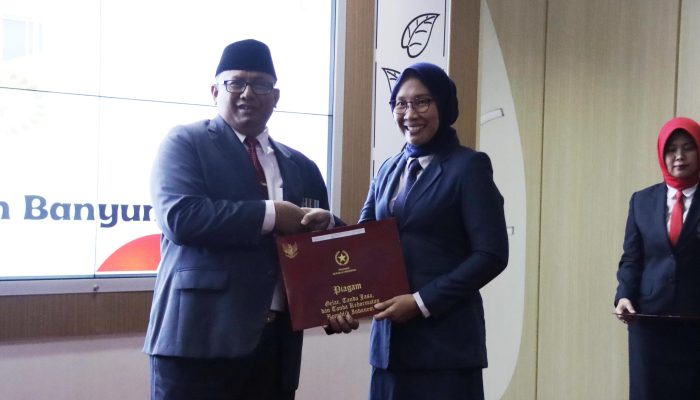 Sekda Banyumas Serahkan 36 Tanda Kehormatan Satya Lancana Karya Satya