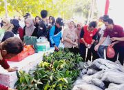 DLH Situbondo Gelar Gerebek Sampah, Warga Antusias Tukar Plastik dengan Bibit Pohon