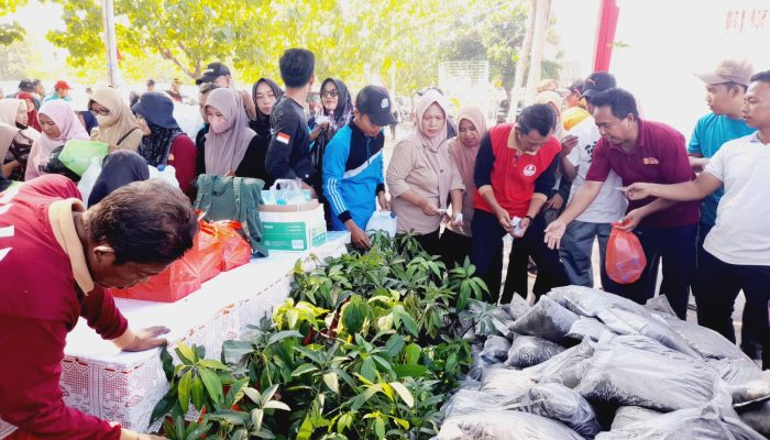 DLH Situbondo Gelar Gerebek Sampah, Warga Antusias Tukar Plastik dengan Bibit Pohon