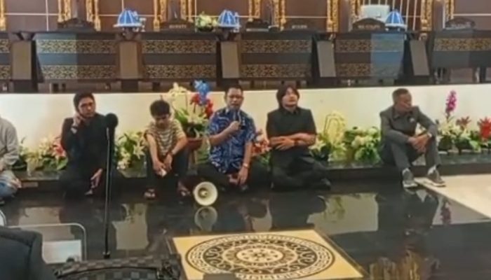 Mahasiswa Duduki Ruang Paripurna DPRD Mamuju, Desak Sikap Atas Tragedi Aksi Jakarta