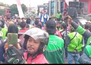 Ratusan Ojol Gelar Aksi Solidaritas di Mapolda Sumsel
