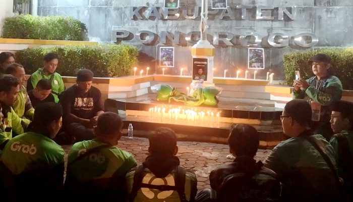Lilin Solidaritas Ojol di Ponorogo Untuk Affan Kurniawan