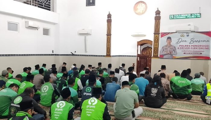 Polres Ponorogo dan Driver Ojol Sholat Ghoib Bagi Affan Kurniawan