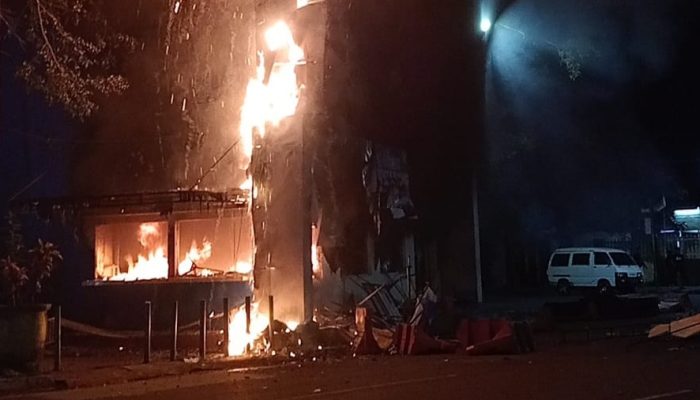 Ribuan Driver Ojol & Massa Kepung Polresta Malang, 4 Pos Polisi Dibakar Hingga Dini Hari