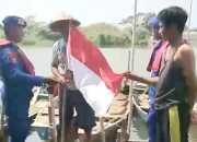 Sambut HUT RI ke-80, Satpolairud Polresta Sidoarjo Patroli dan Bagikan Bendera Merah Putih