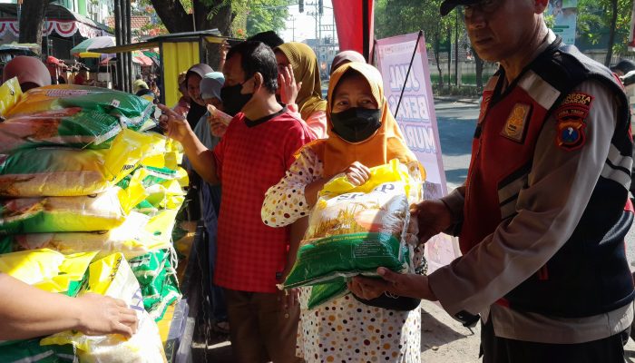Jaga Stabilitas Harga, Tiga Pilar Krian Suguhkan Sembako Murah untuk Warga