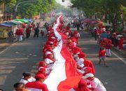 Merah Putih Membentang 360 Meter, Ribuan Warga Krian Rayakan HUT RI ke-80