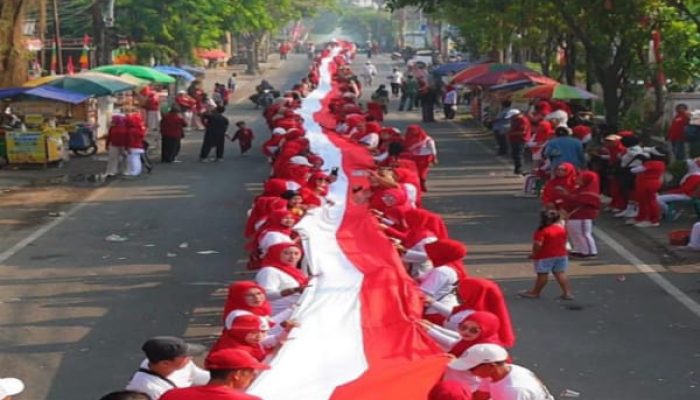 Merah Putih Membentang 360 Meter, Ribuan Warga Krian Rayakan HUT RI ke-80