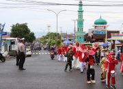 Sat Lantas Polres Tanggamus dan Polsek Kota Agung Amankan Karnaval Meriah Pelajar PAUD, TK, dan SD HUT ke-80 RI