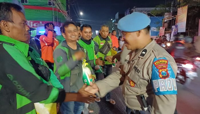 Jaga Kamtibmas, Polsek Krian Gelar Apel Gabungan dan Berbagi Beras untuk Ojol