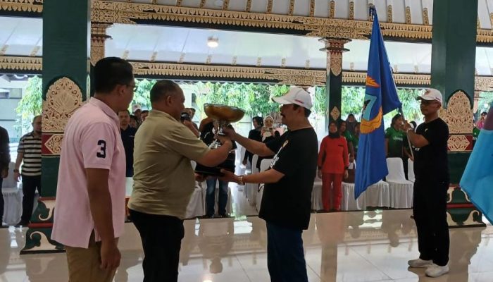 Ribuan Atlet dan Ofisial Sleman Kirabkan Piala Kejuaraan Porda dan Peparda DIY