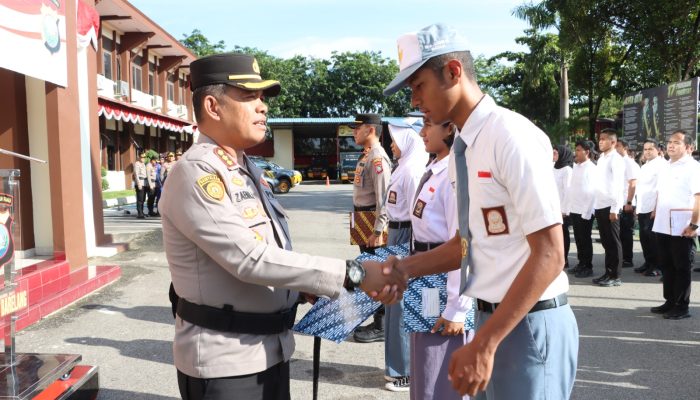 Apresiasi Prestasi, Kapolresta Barelang Anugerahkan Penghargaan pada Personel dan Paskibraka