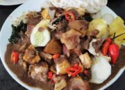 Jelajah Kuliner Khas Surabaya: Dari Rawon Legendaris hingga Sate Lalapan Malam Hari