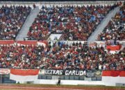 Suporter Timnas Indonesia memberi dukungan dari tribun stadion.