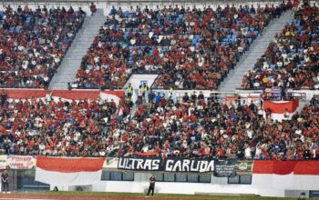 Suporter Timnas Indonesia memberi dukungan dari tribun stadion.