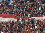 Pemain Timnas Indonesia dalam pertandingan internasional saat menyerang area lawan.