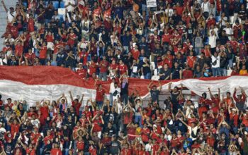 Pemain Timnas Indonesia dalam pertandingan internasional saat menyerang area lawan.