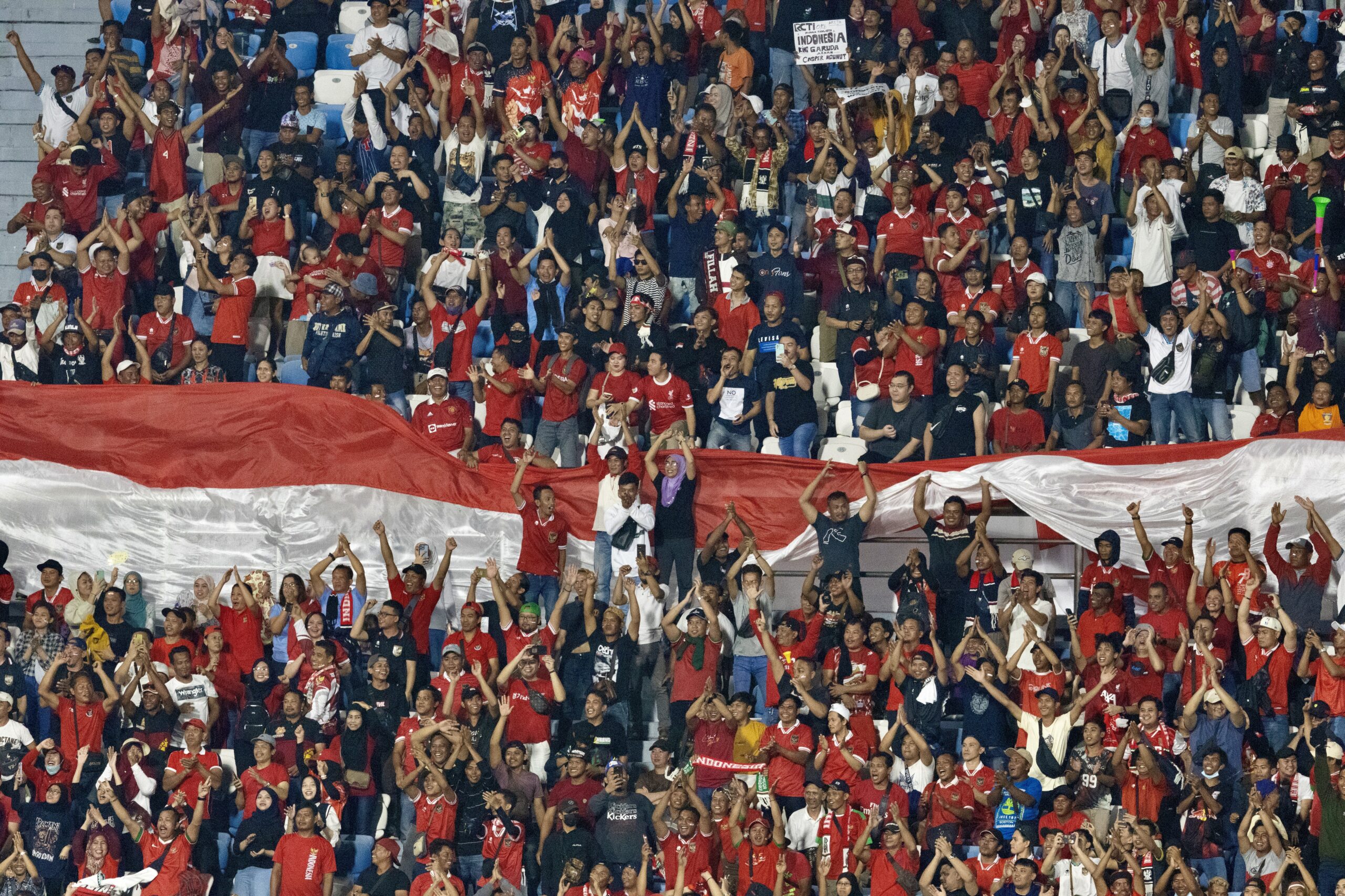 Pemain Timnas Indonesia dalam pertandingan internasional saat menyerang area lawan.