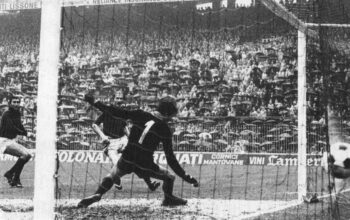 Aksi Inter Milan dalam pertandingan Serie A saat duel perebutan bola.