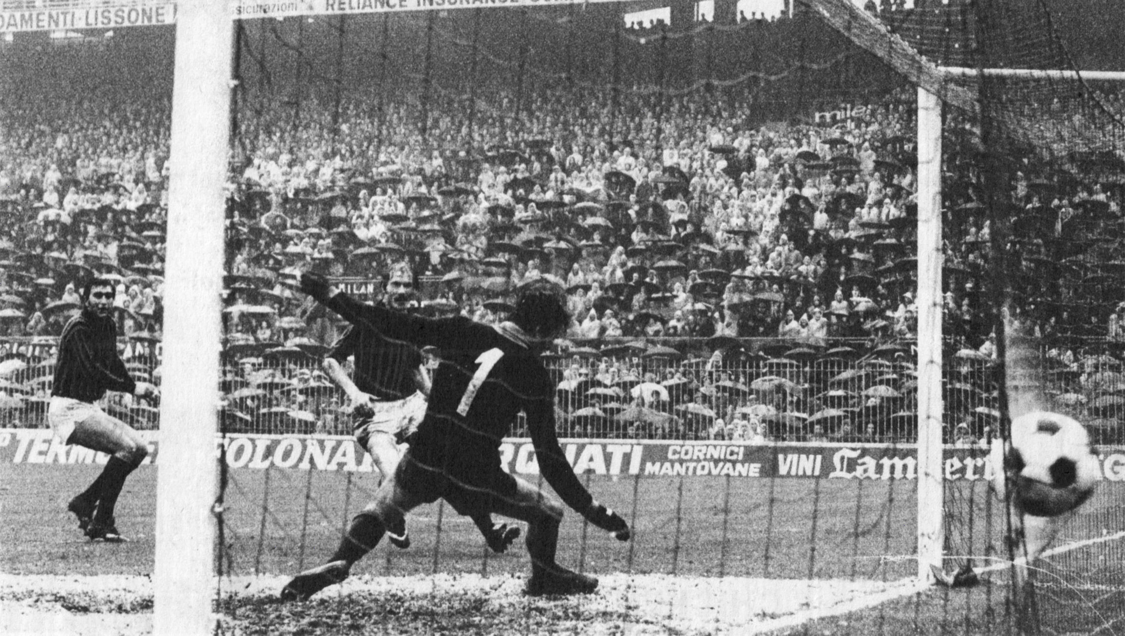 Aksi Inter Milan dalam pertandingan Serie A saat duel perebutan bola.