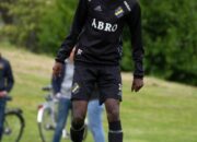 Alexander Isak dalam sesi latihan, menjadi sorotan rumor transfer Liverpool