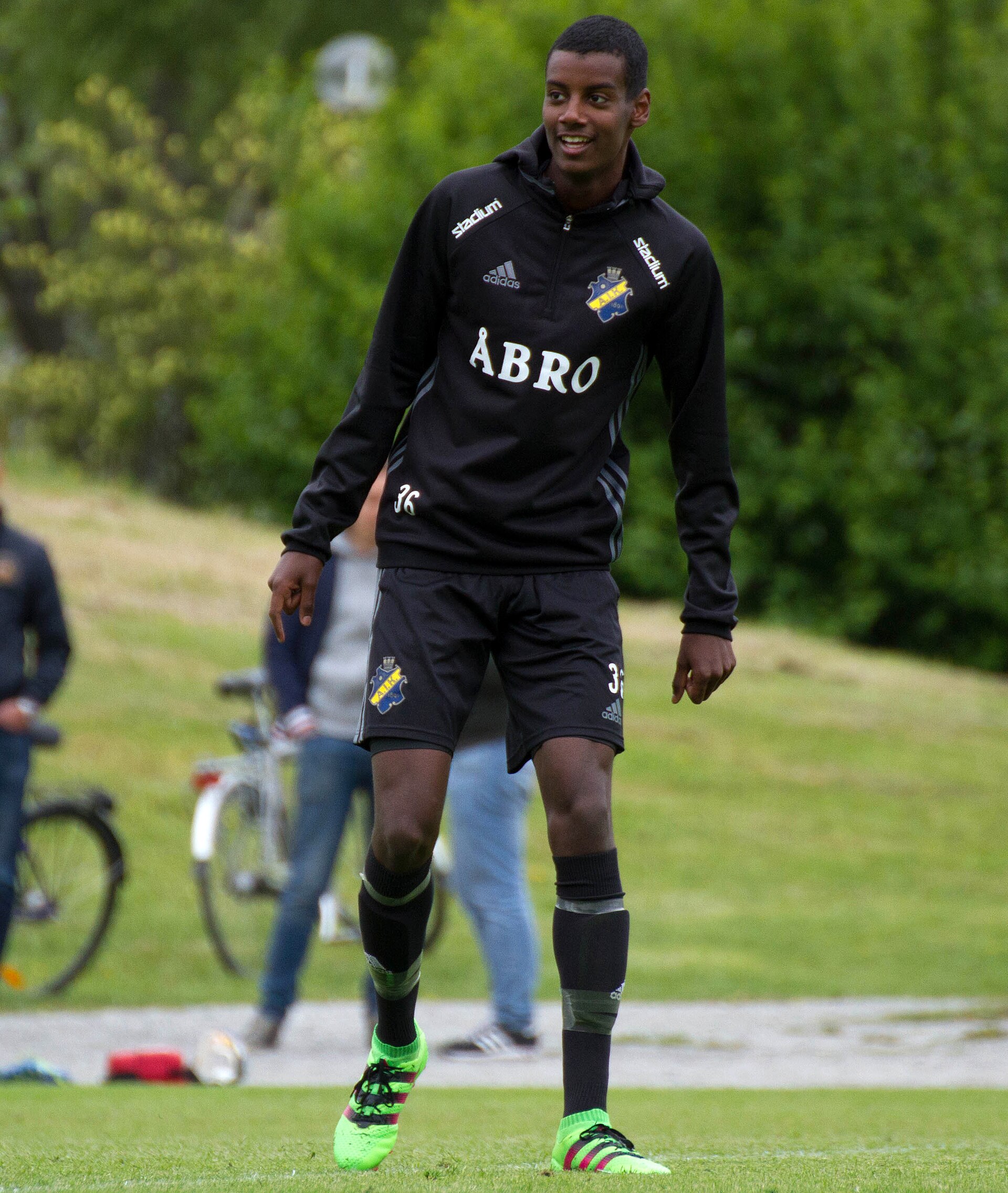 Alexander Isak dalam sesi latihan, menjadi sorotan rumor transfer Liverpool