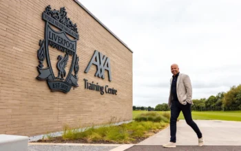 Arne Slot berdiri di area AXA Training Centre Liverpool