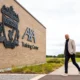 Arne Slot berdiri di area AXA Training Centre Liverpool