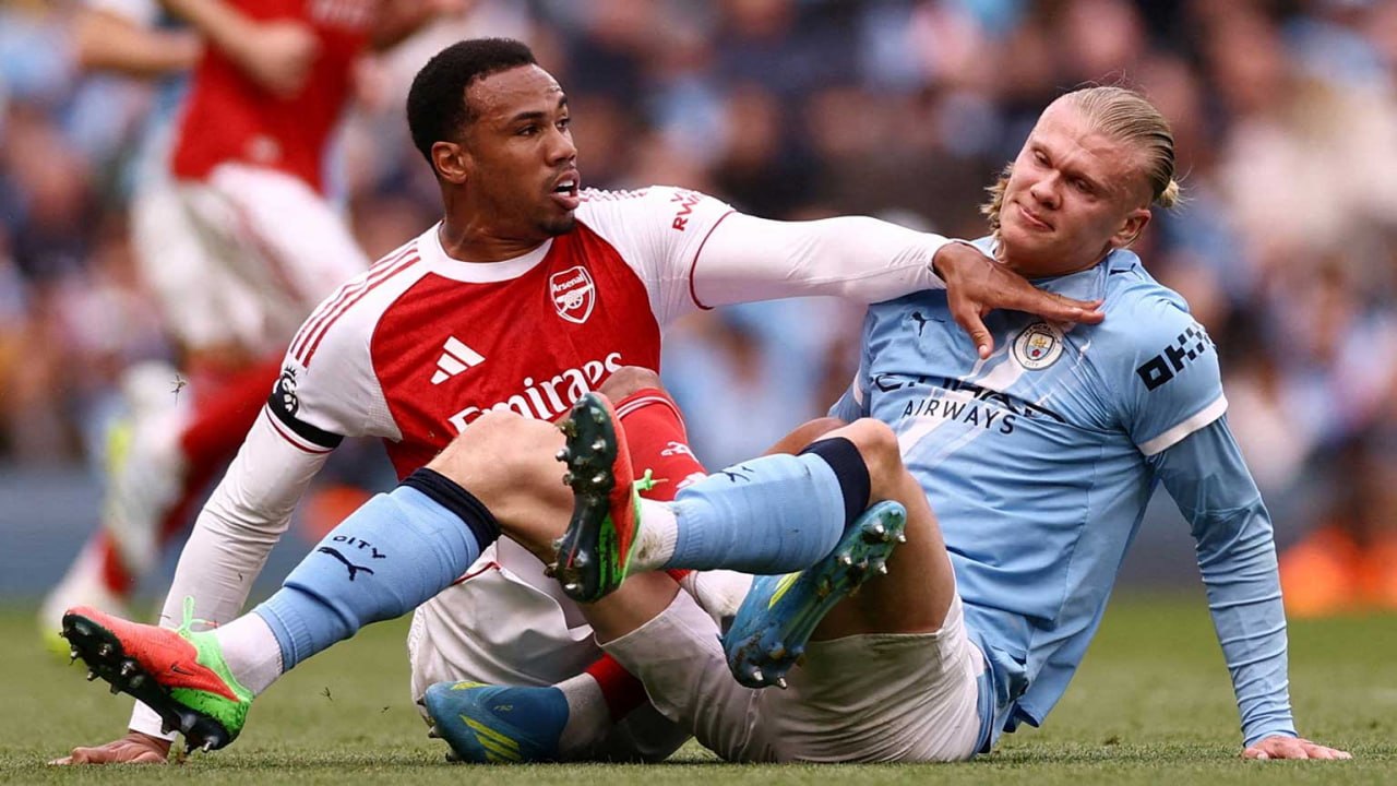 Duel Gabriel dan Erling Haaland pada laga Arsenal vs Manchester City