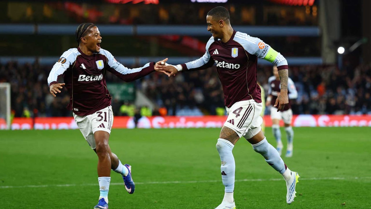 Pemain Aston Villa merayakan gol