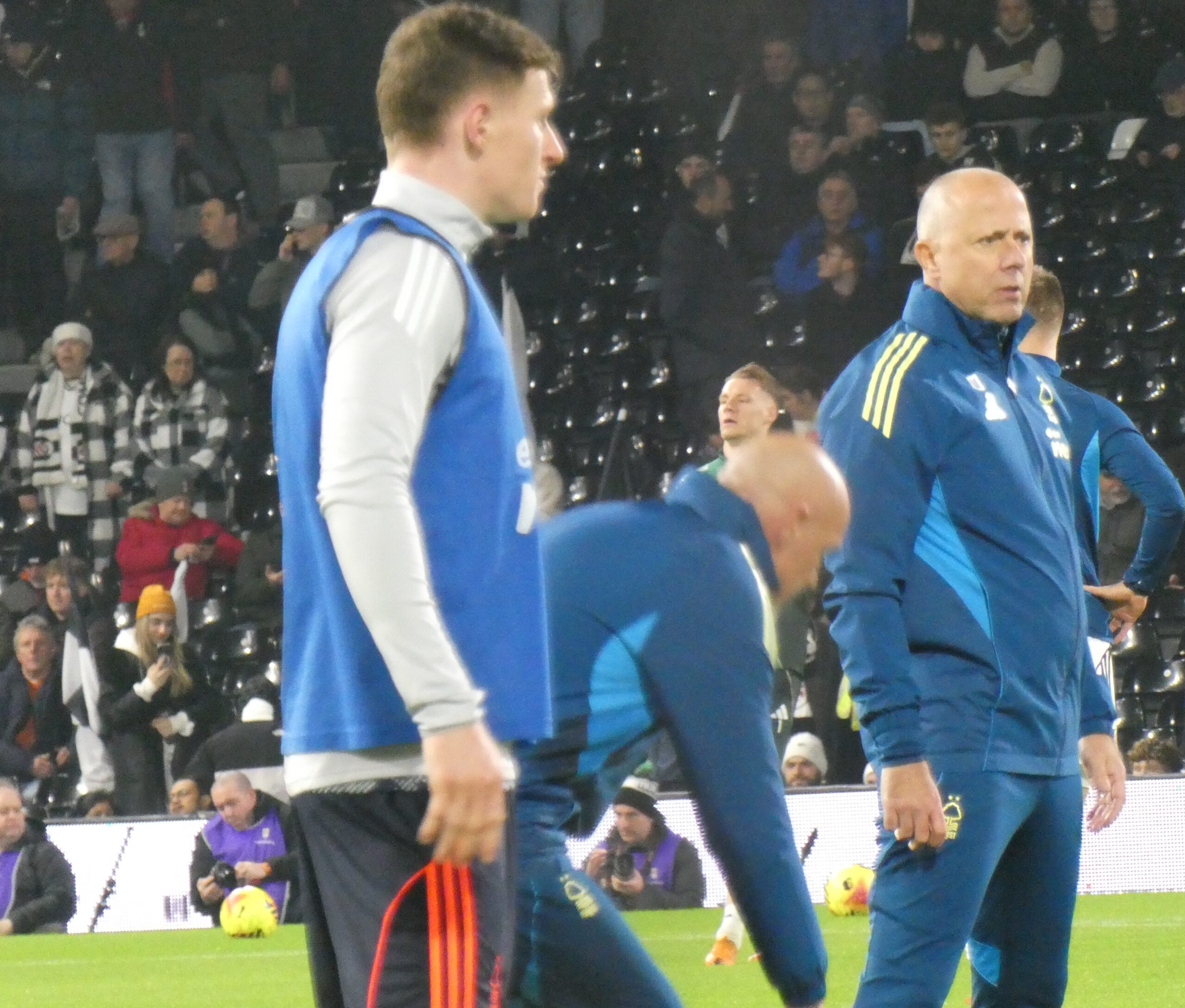 Elliot Anderson bersama staf pelatih Nottingham Forest dalam sesi pertandingan
