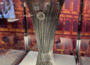 Trofi UEFA Conference League sebagai simbol kompetisi Eropa level ketiga