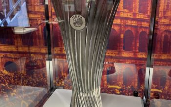 Trofi UEFA Conference League sebagai simbol kompetisi Eropa level ketiga
