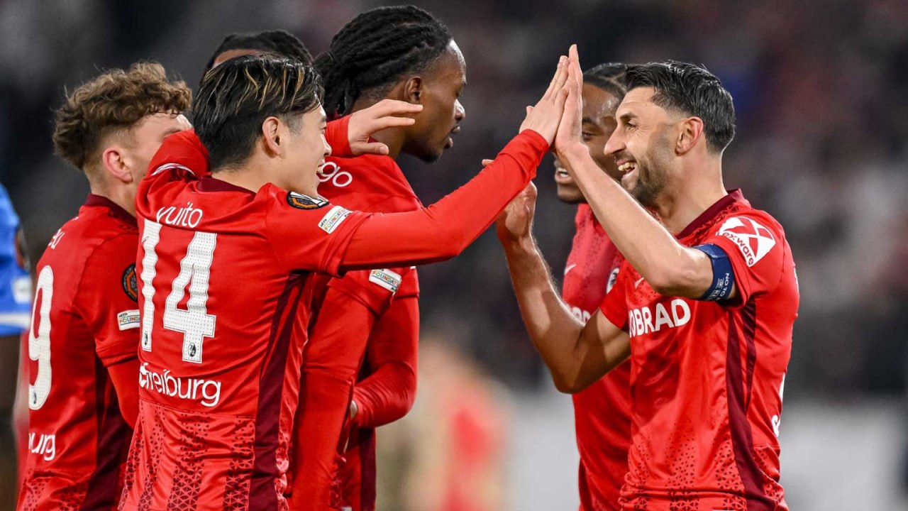 Pemain Freiburg merayakan kemenangan
