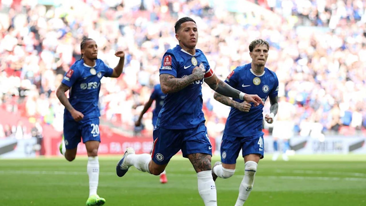 Chelsea merayakan gol Enzo Fernandez saat menyingkirkan Leeds di FA Cup