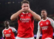 Pemain Arsenal merayakan gol