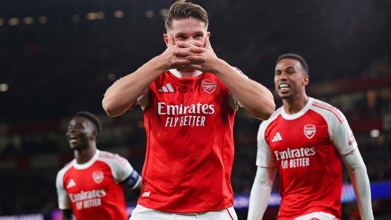 Pemain Arsenal merayakan gol