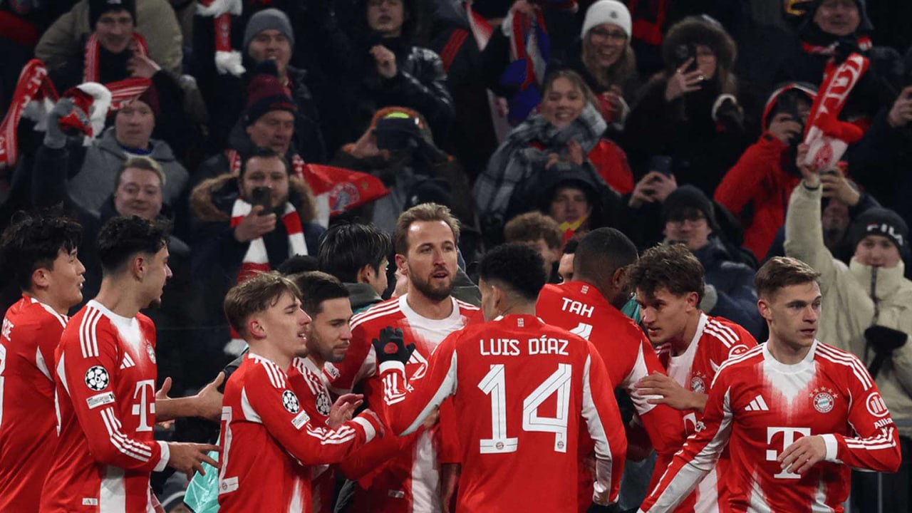 Pemain Bayern Munich berkumpul dalam momen laga berintensitas tinggi