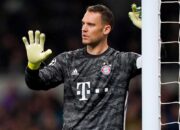 Manuel Neuer berdiri di depan gawang Bayern Munchen saat pertandingan penting musim ini