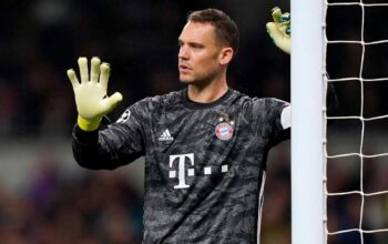 Manuel Neuer berdiri di depan gawang Bayern Munchen saat pertandingan penting musim ini
