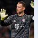 Manuel Neuer berdiri di depan gawang Bayern Munchen saat pertandingan penting musim ini