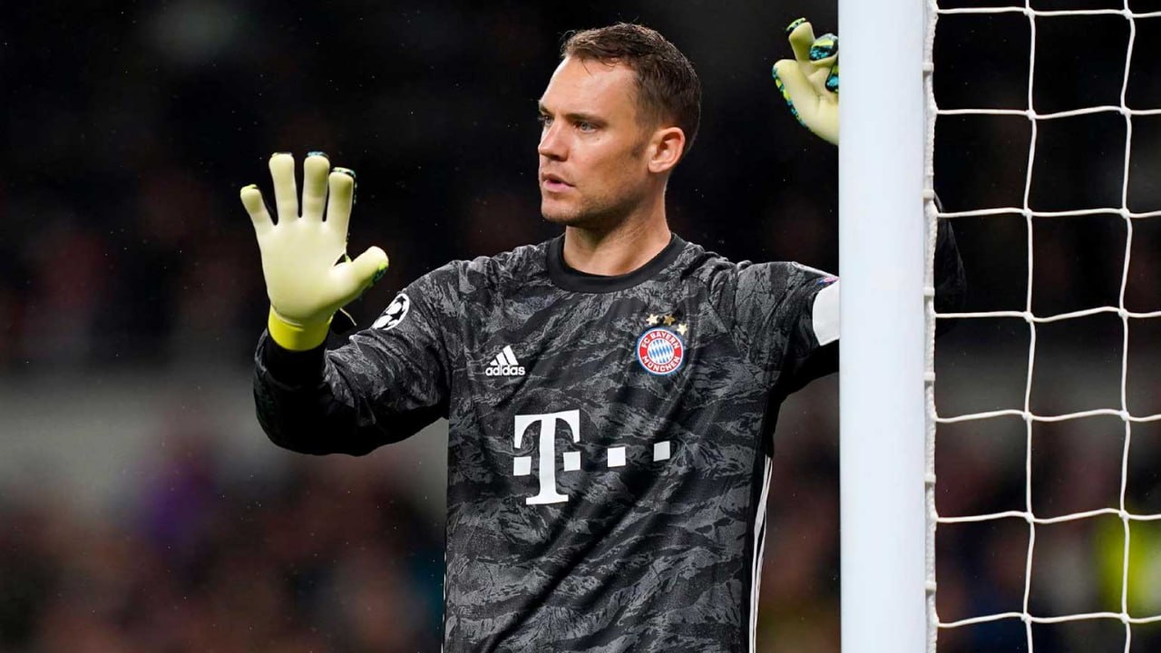 Manuel Neuer berdiri di depan gawang Bayern Munchen saat pertandingan penting musim ini