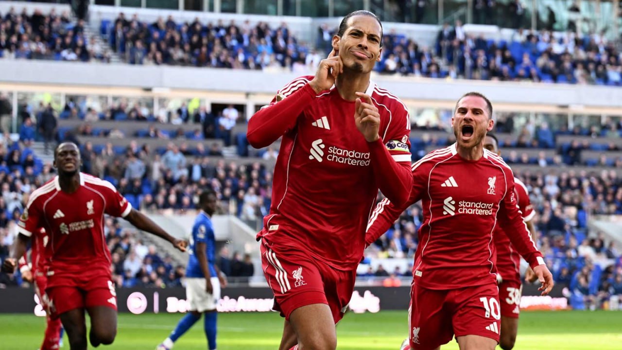 Virgil van Dijk memimpin lini belakang Liverpool dalam laga Premier League