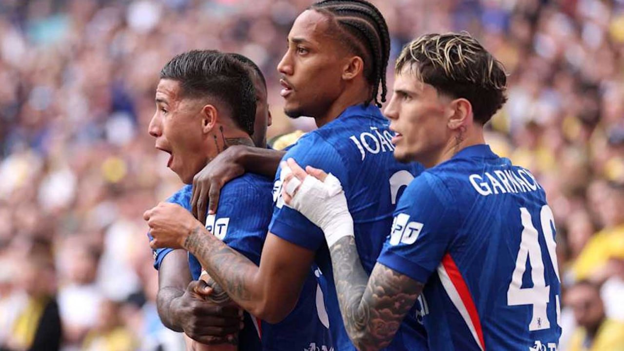 Selebrasi pemain Chelsea usai gol sundulan Enzo Fernandez menit 23