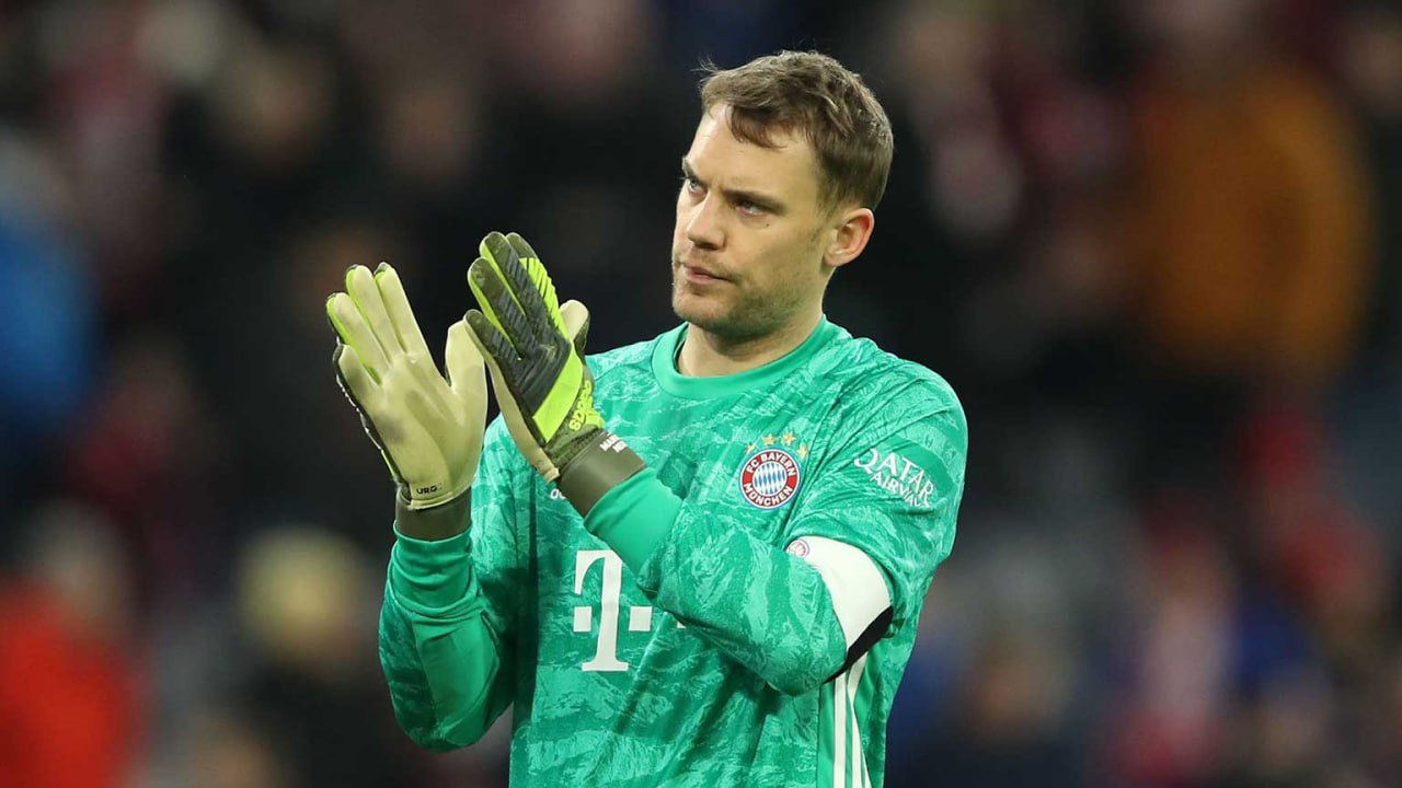 Manuel Neuer bertepuk tangan dengan ban kapten Bayern Munchen dalam momen pertandingan