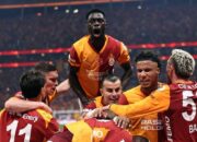 Pemain Galatasaray merayakan gol dalam derby Istanbul saat menang 3-0 atas Fenerbahce