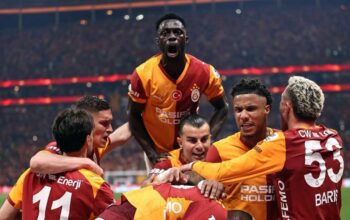 Pemain Galatasaray merayakan gol dalam derby Istanbul saat menang 3-0 atas Fenerbahce