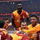 Pemain Galatasaray merayakan gol dalam derby Istanbul saat menang 3-0 atas Fenerbahce